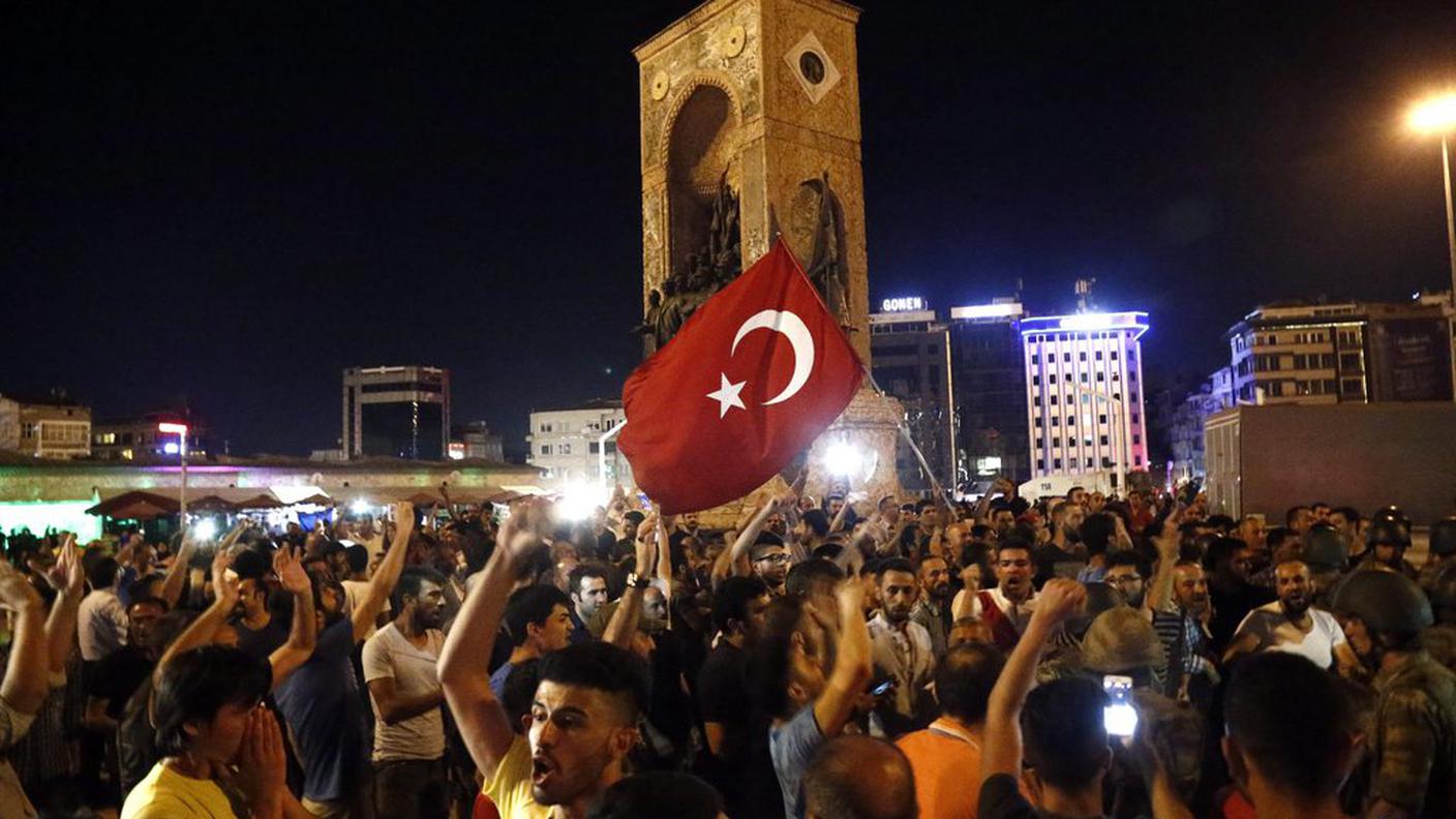 Manifestazioni ovunque in Turchia