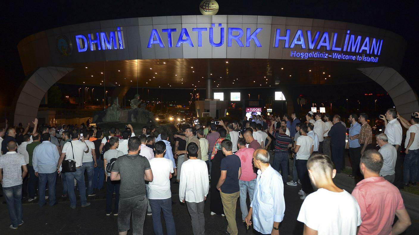Tentato golpe in Turchia, centinaia di persone al fianco di Recep Tayyip Erdogan