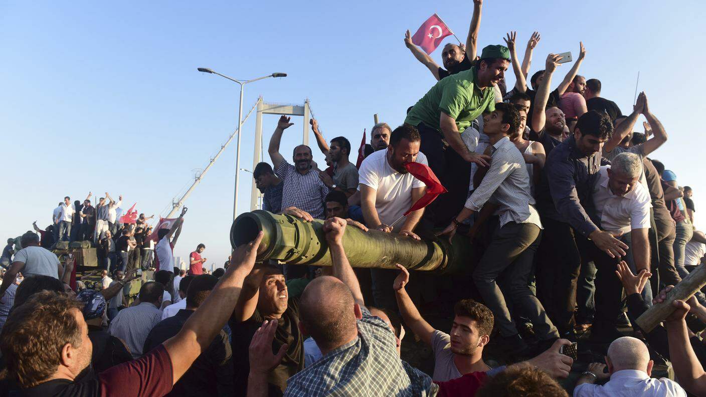Sostenitori di Erdogan in festa per il fallito golpe