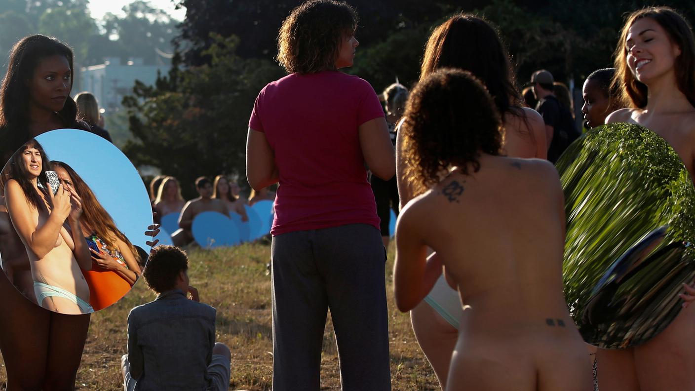 Le modelle hanno alzato al cielo specchi per indicare che le donne fanno parte della natura