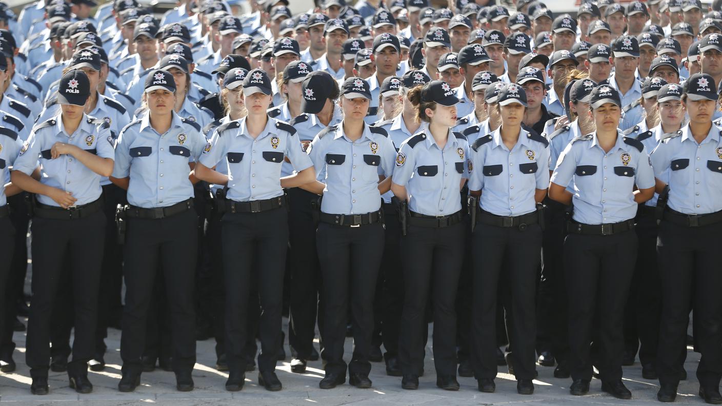 Agenti durante i funerali delle vittime del tentato golpe
