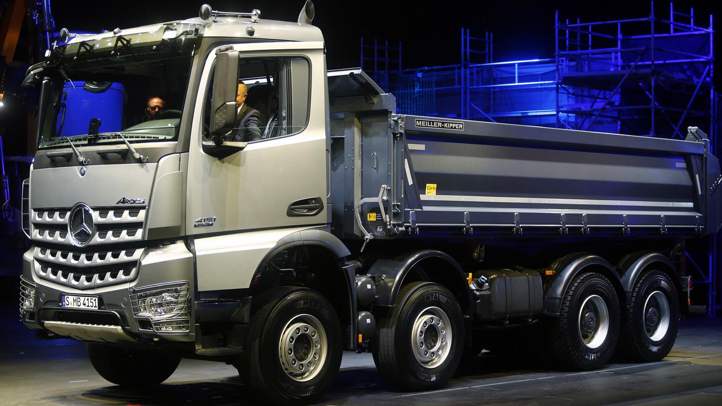 La multa a Daimler, che produce i camion Mercedes, è di un miliardo di euro