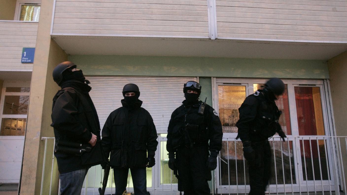 Agenti schierati a nord di Parigi