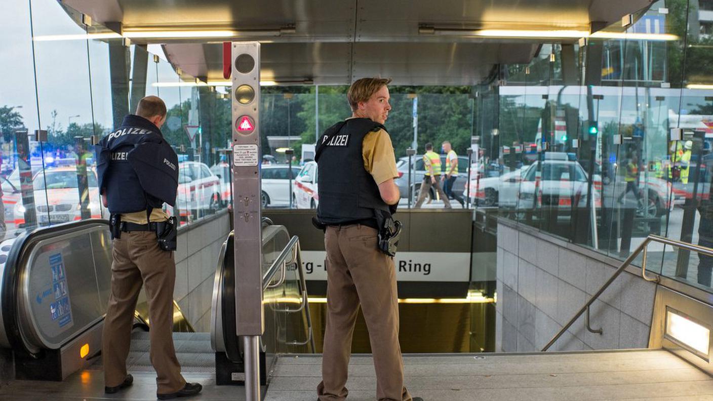 Agenti all'ingresso della metropolitana