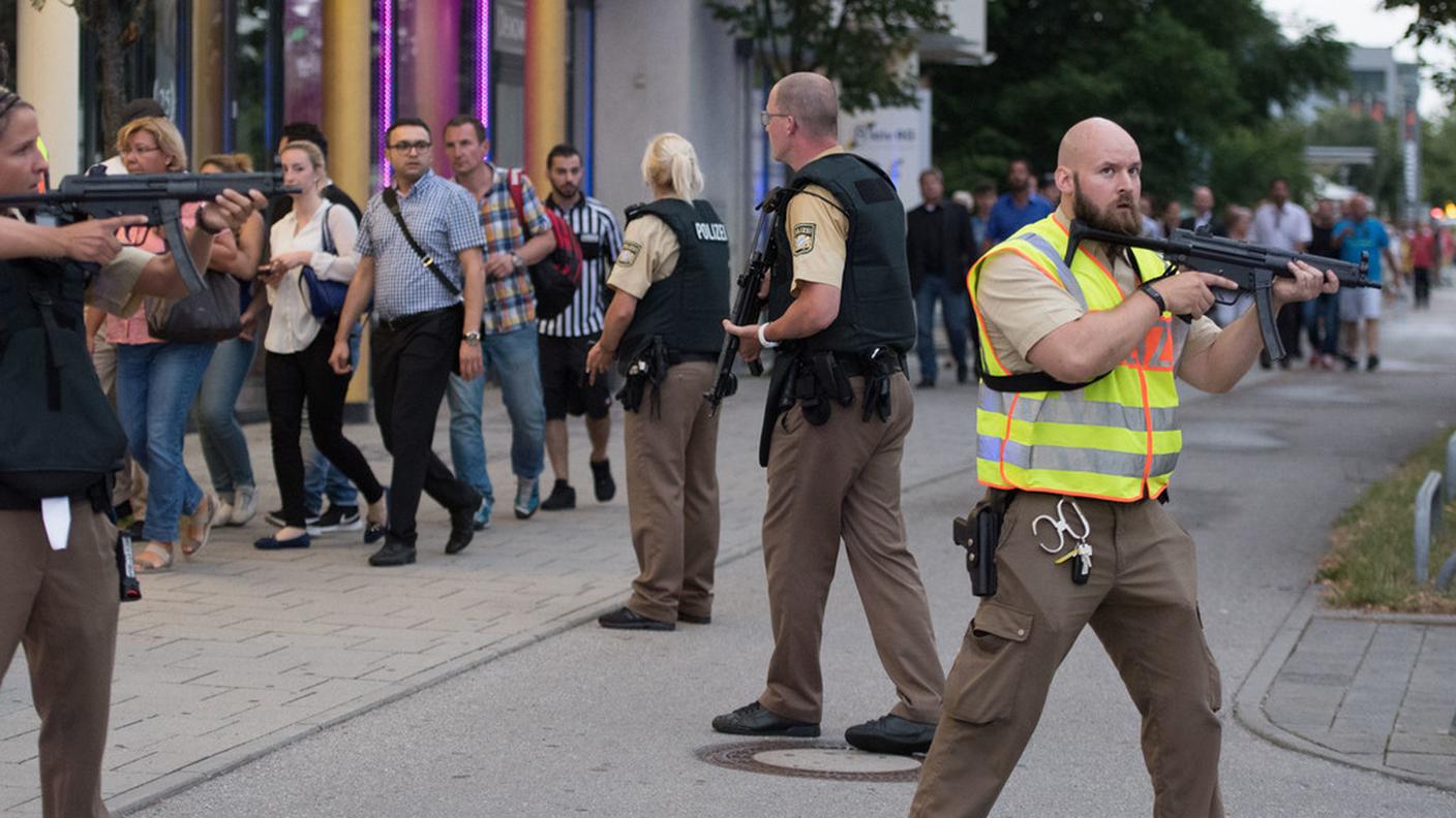 Le persone vengono scortate fuori dal centro commerciale