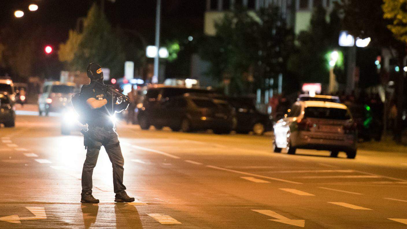 Un poliziotto armato nei pressi del centro commerciale teatro della sparatoria