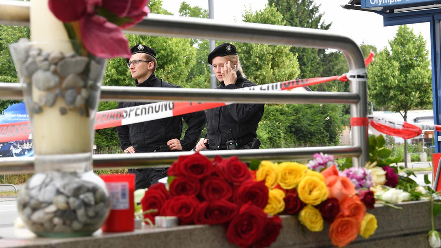 Il dolore della gente. Fiori e candele in memoria delle vittime della strage