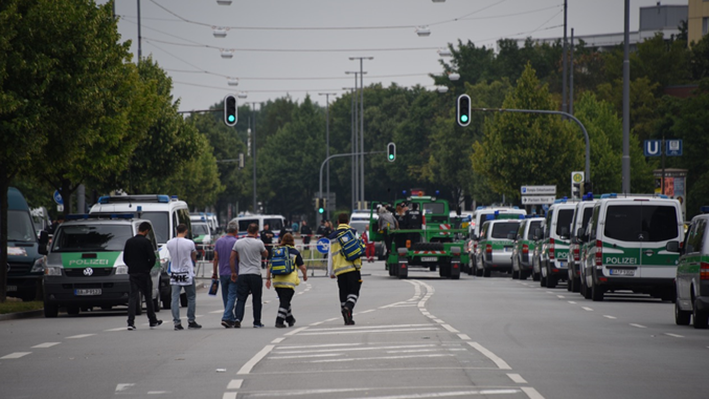 La strada che porta al luogo dell'attentato, bloccata dalla polizia