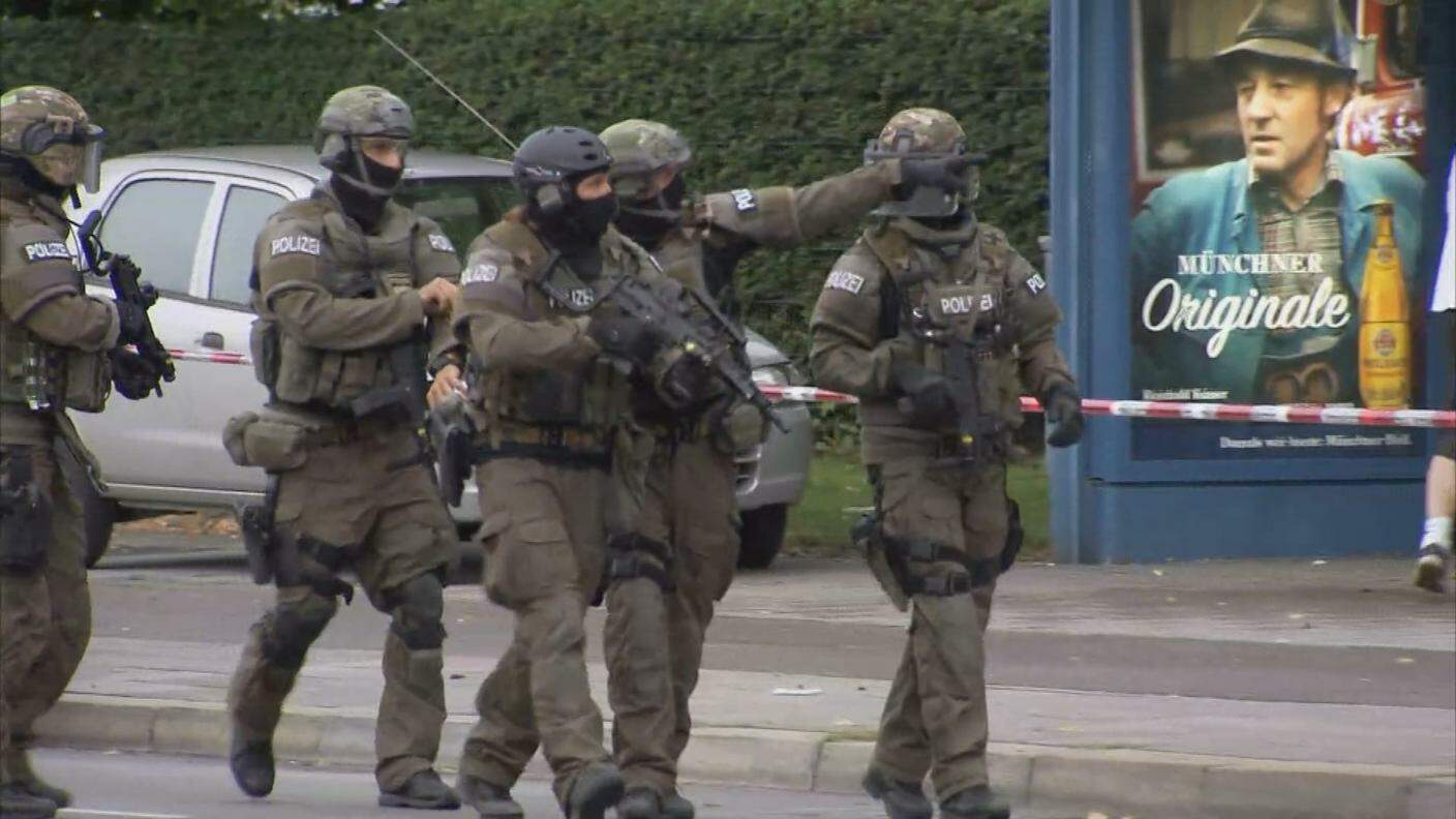 Agenti delle forze speciali schierati a Monaco di Baviera