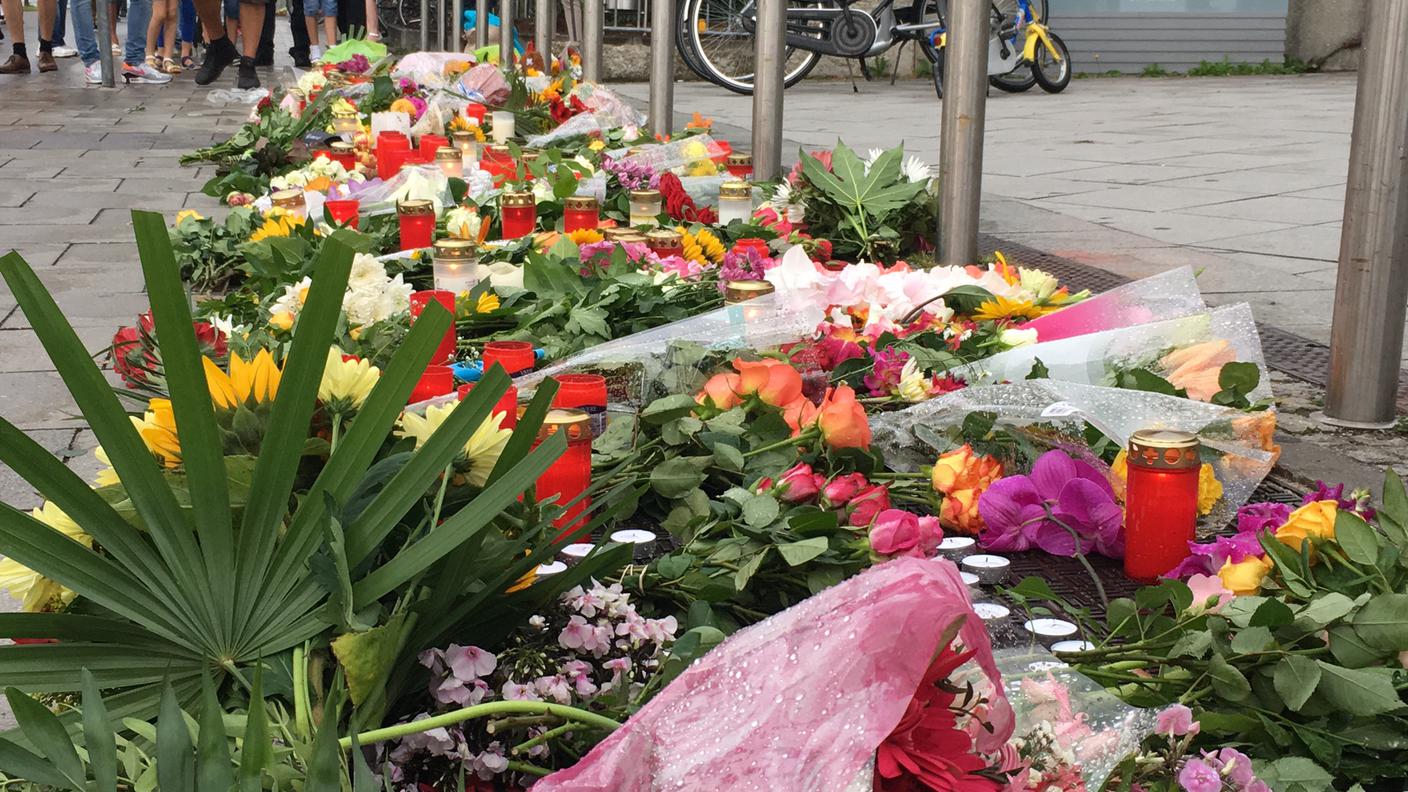 Fiori depositati davanti al centro commerciale teatro della strage