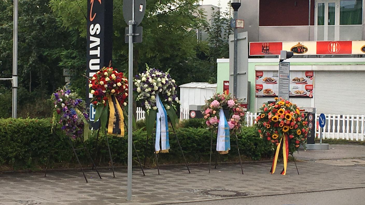 Corone di fiori davanti al fast food dove è tutto iniziato