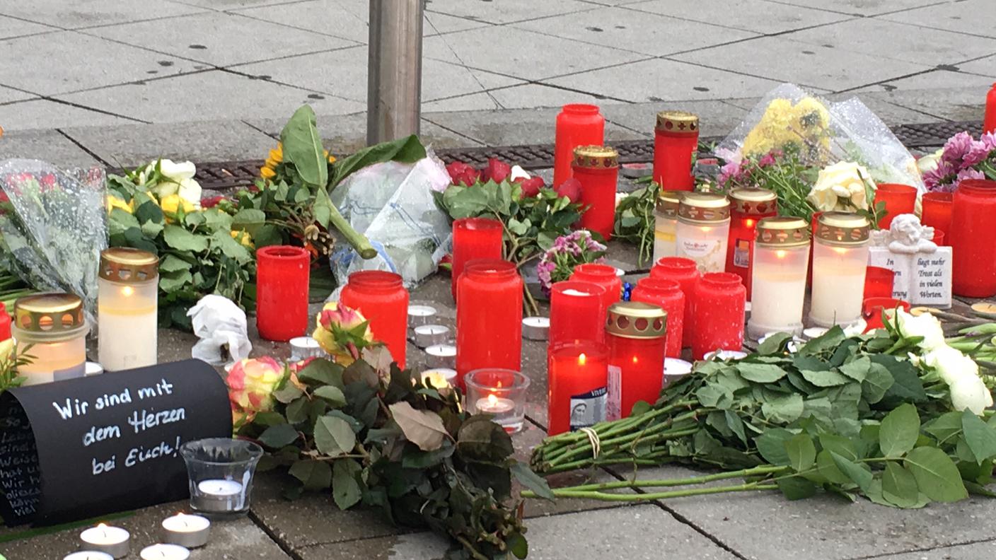 Fiori e candele in ricordo delle vittime della strage