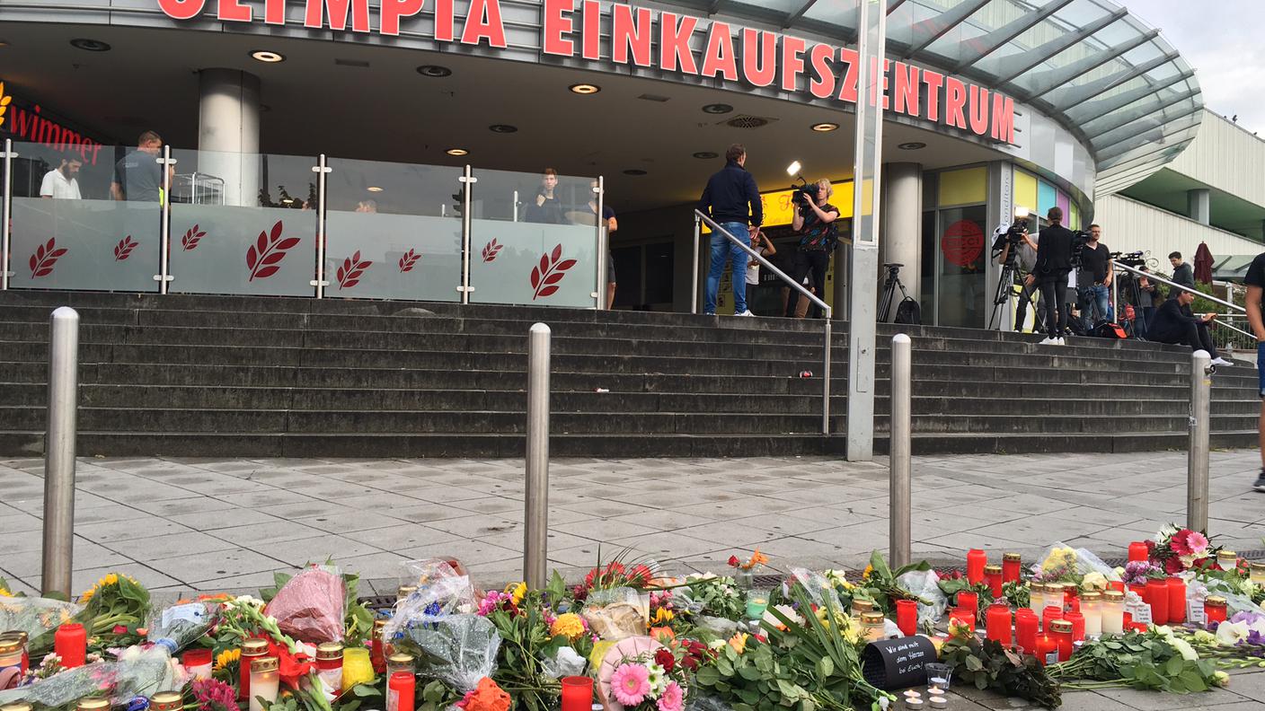 Fiori depositati davanti al centro commerciale teatro della strage