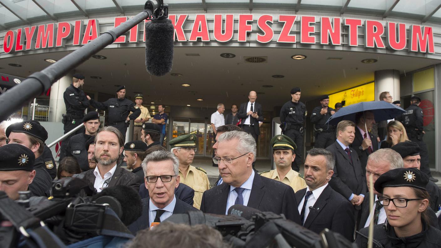 De Maizière, a sinistra, durante una conferenza stampa davanti al centro commerciale Olympia