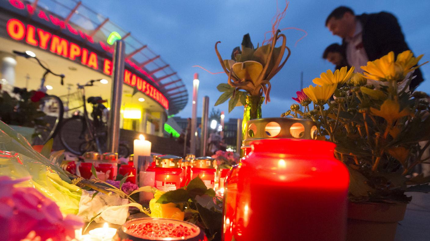 Fiori e lumini in ricordo delle vittime al centro commerciale Olympia