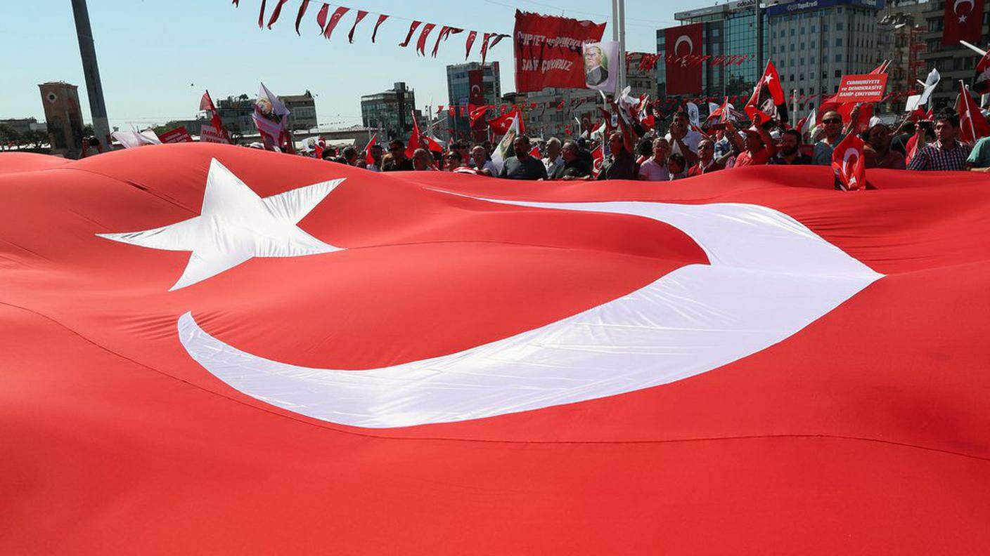 Intanto si manifesta per la democrazia in Piazza Taksim