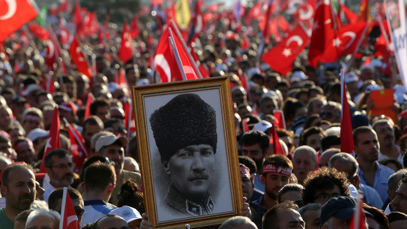 I manifestanti brandivano anche il ritratto di Kemal Atatürk, padre della Turchia moderna