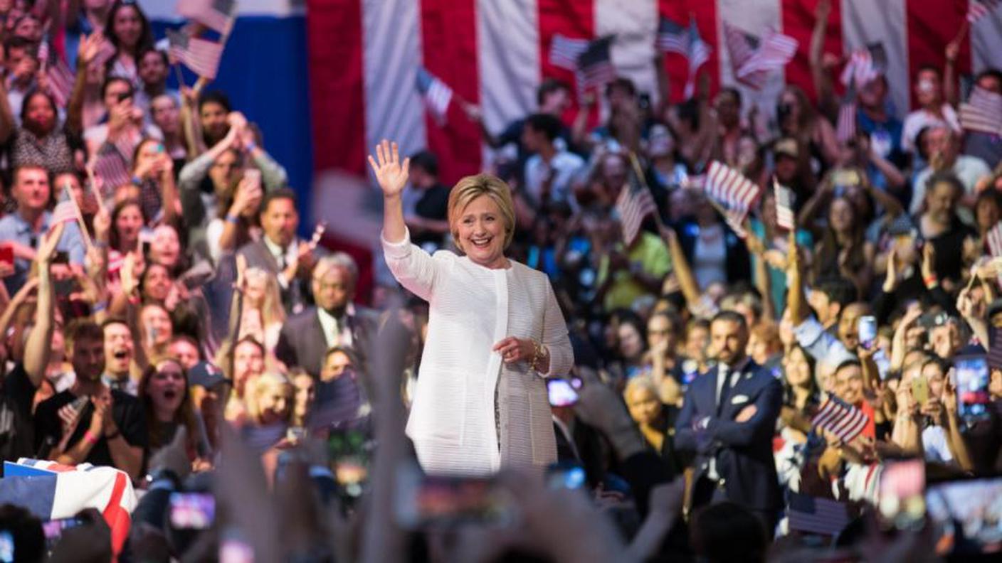 "History" è la didascalia che la Clinton ha scelto per questa foto pubblicata sul suo profilo Twitter