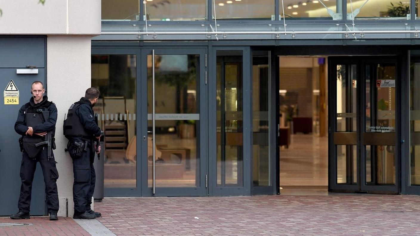 Gli agenti appostati fuori dal centro commerciale dove si temeva ci potesse essere dell'esplosivo