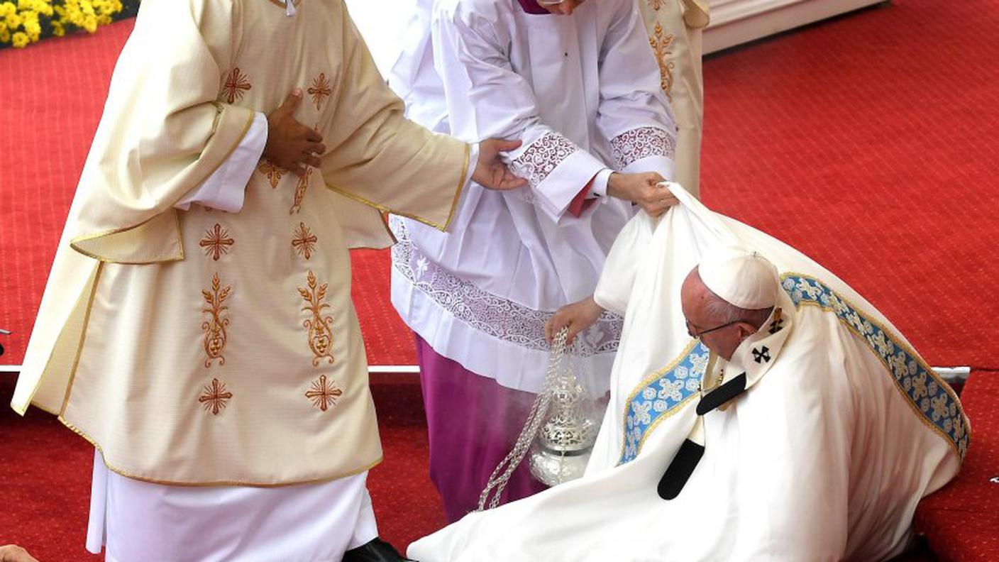 Il Papa inciampa e subito si rialza