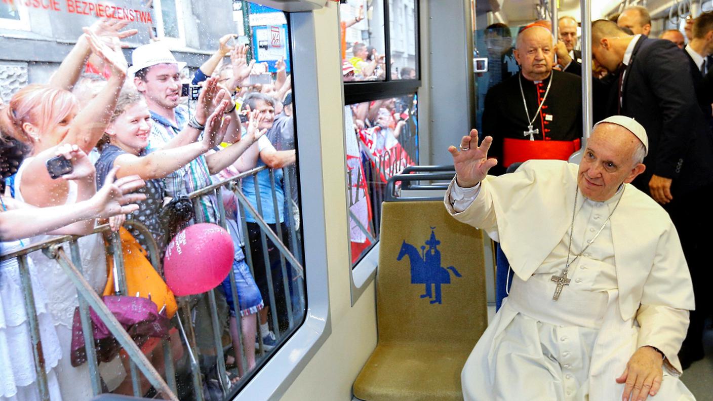 Il Papa ha cambiato varie volte il posto per poter salutare la folla di fedeli