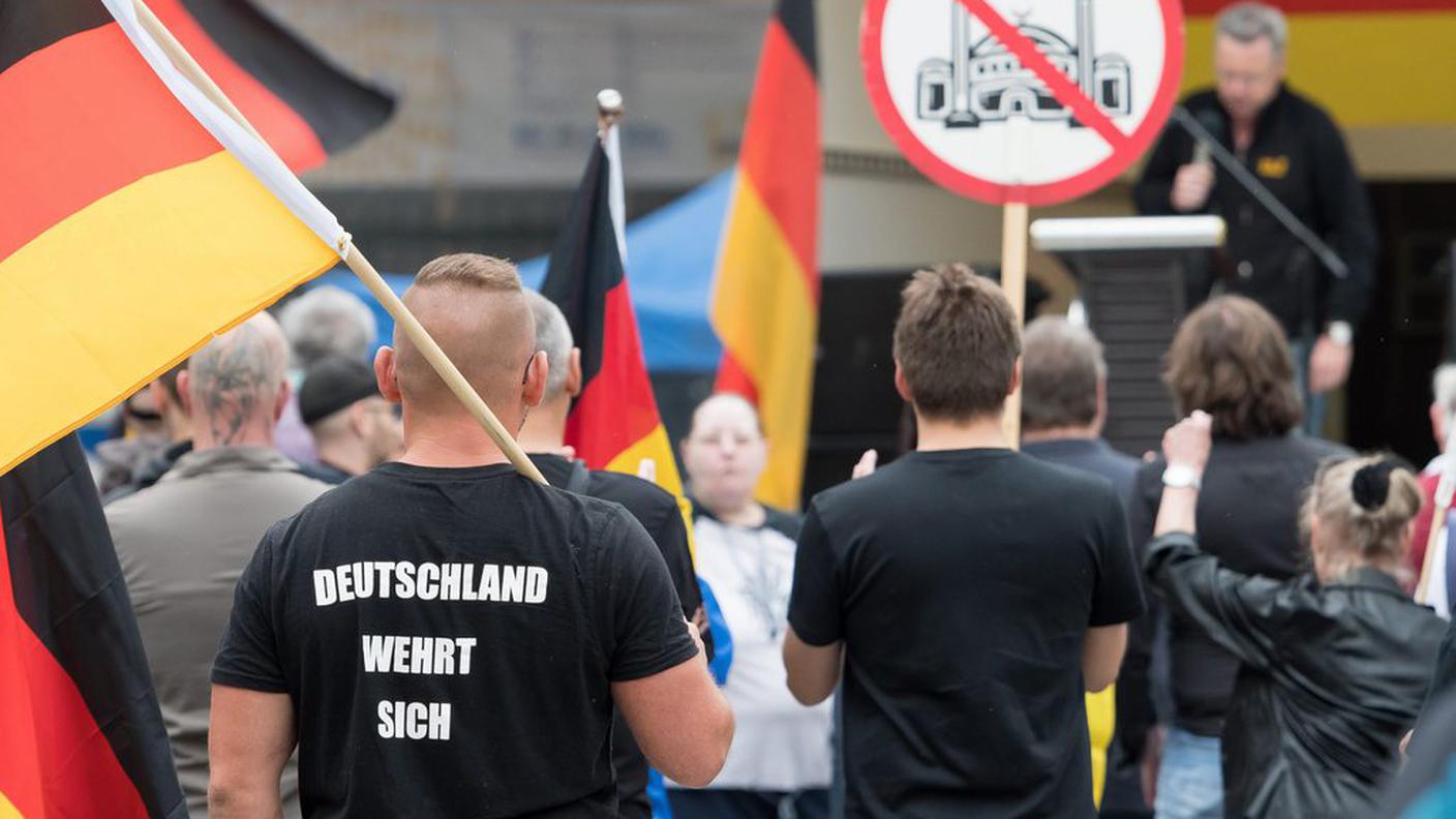 "La Germania si difende", sulle magliette del corteo di destra