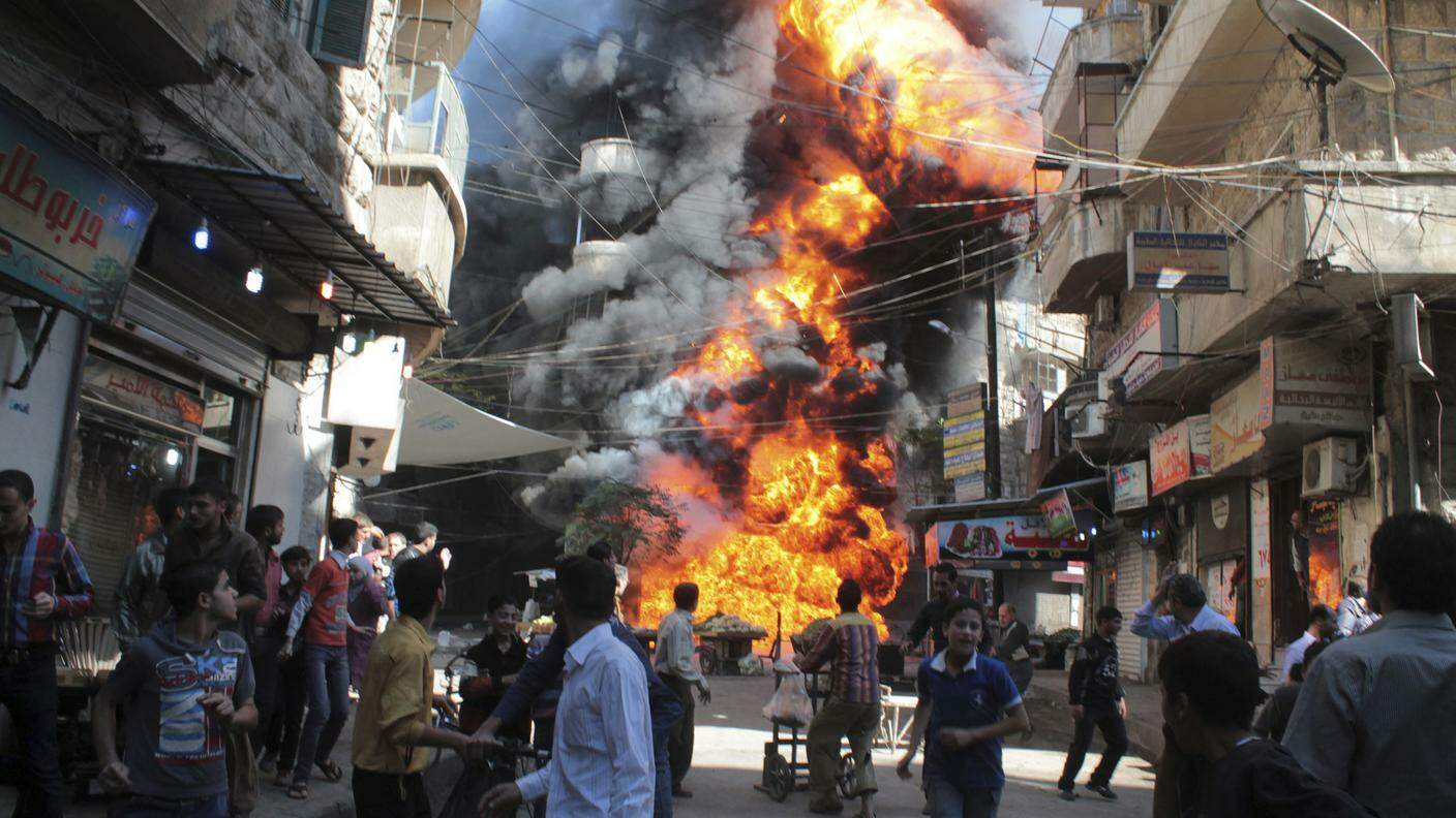 Una stazione di benzina esplode in una Aleppo sotto i bombardamenti