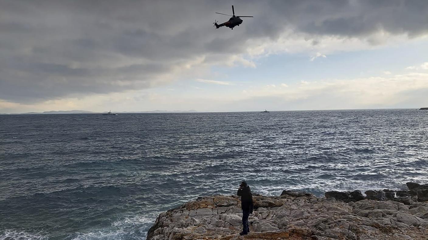 Le autorità greche continuano a cercare i migranti finiti in mare per il naufragio