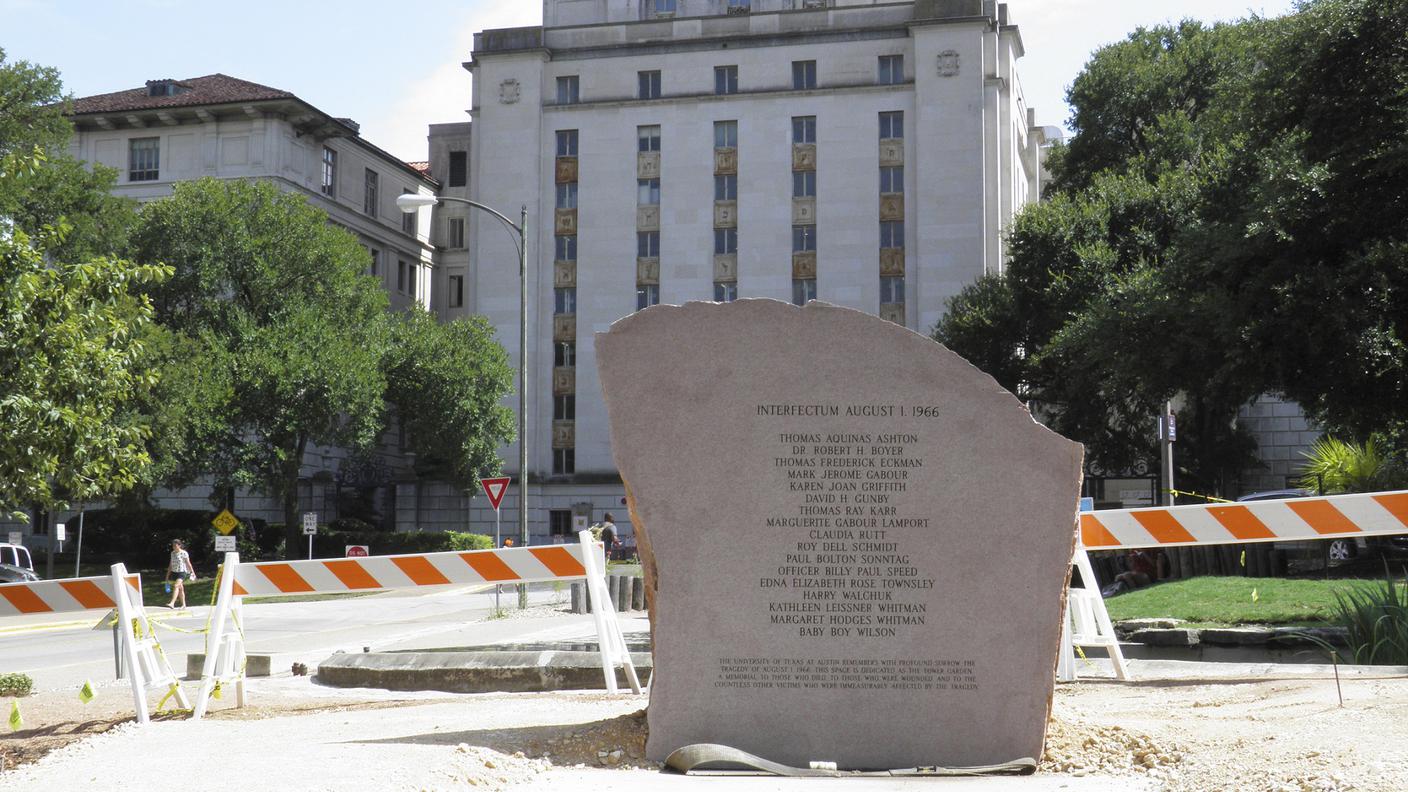 La stele della strage di Austin del '66. Dietro c'è la torre da cui Whitman sparò