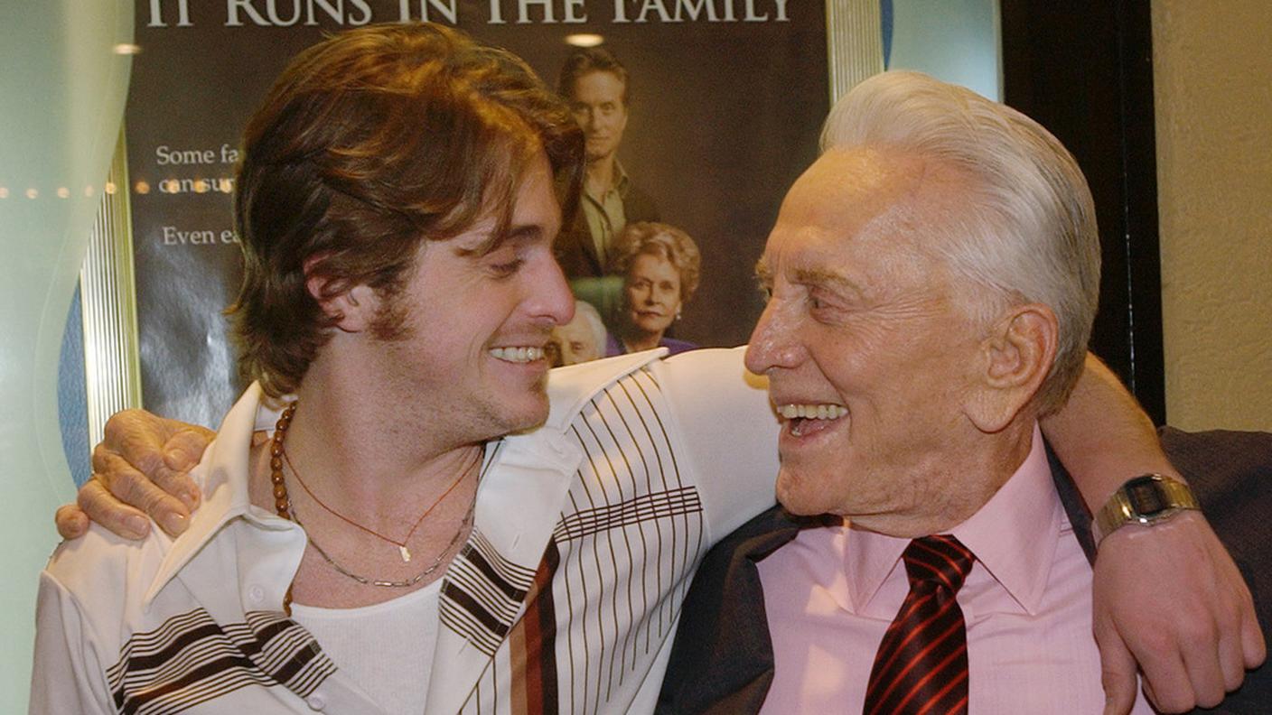 Una foto datata del giovane sorridente con "nonno Kirk"