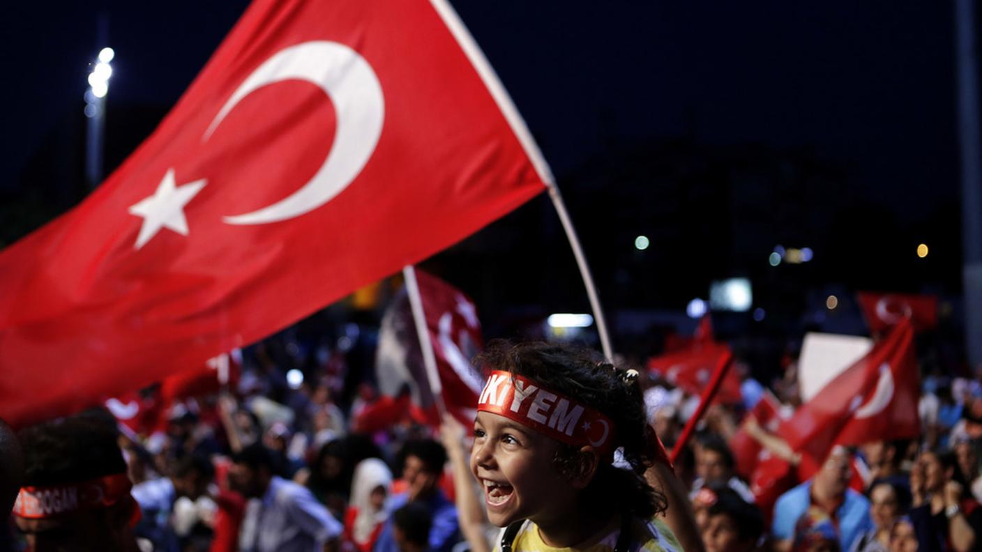 Un piccolo sostenitore di Erdogan, durante una delle quotidiane manifestazioni anti-golpe di questi giorni