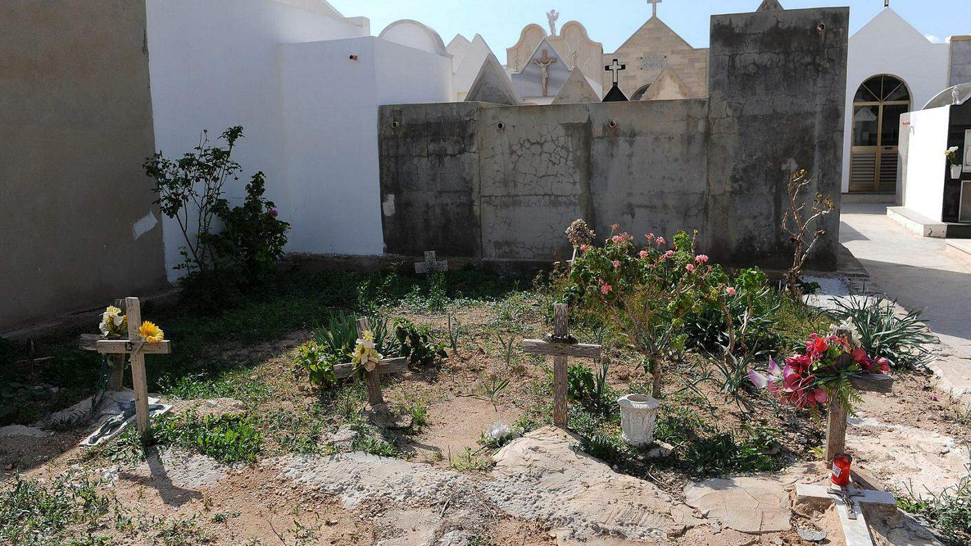 Numeri anziché nomi nel cimitero dei migranti a Lampedusa