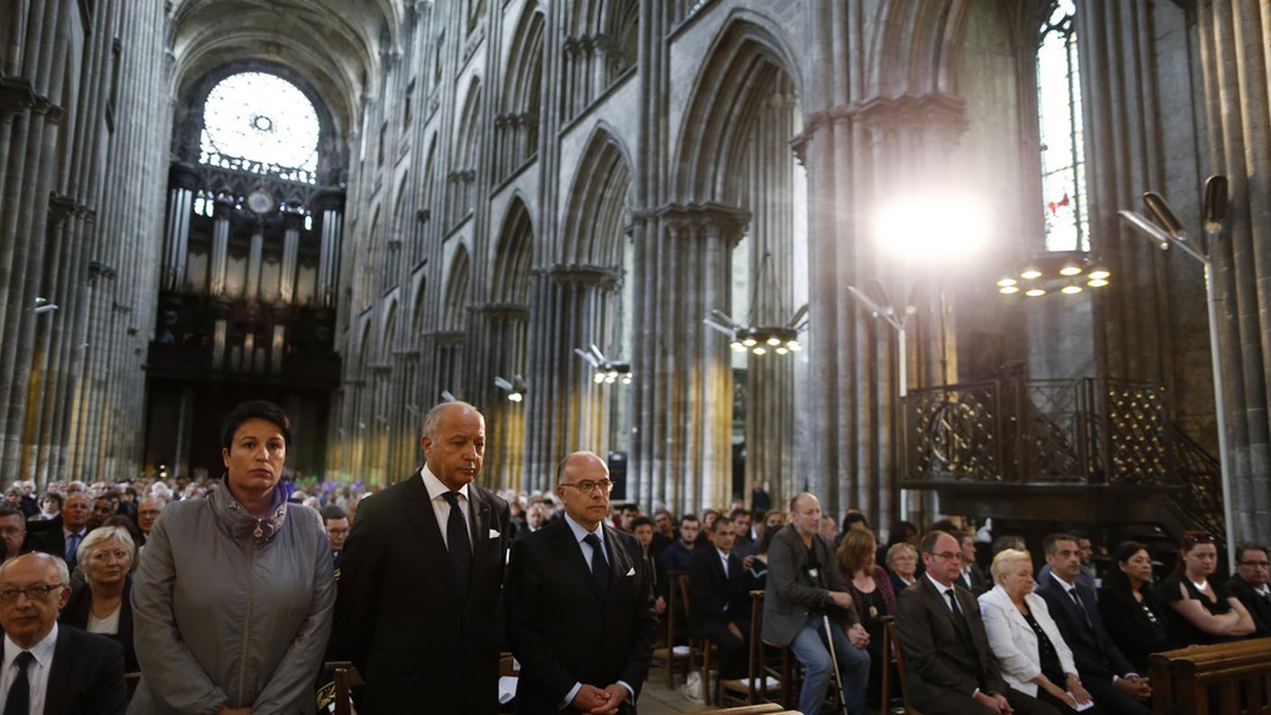 Tra i politici presenti al funerale, anche Laurent Fabius e il ministro degli Interni francese Bernard Cazeneuve