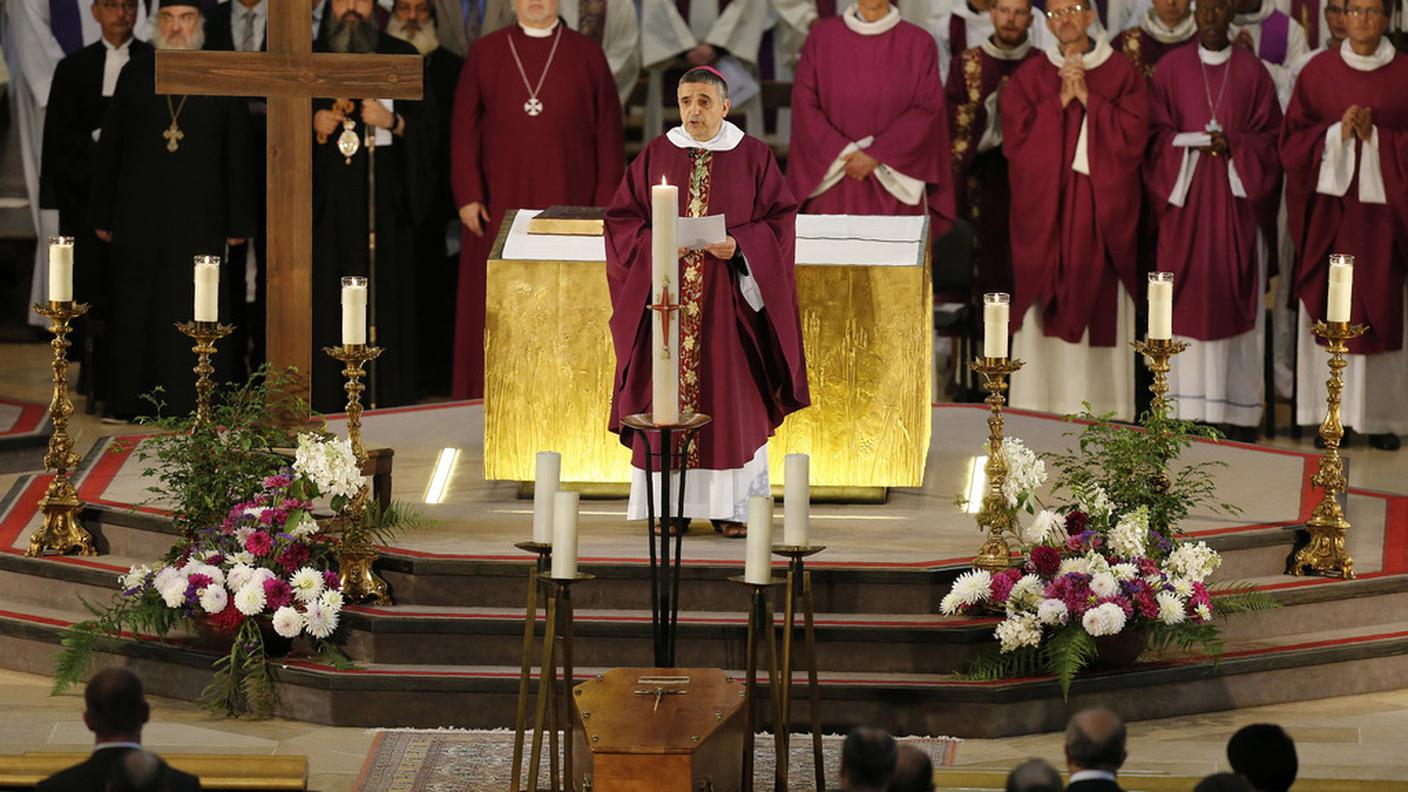 Una celebrazione interreligiosa, in presenza anche di rappresentanti della chiesa ortodossa (a sinistra)