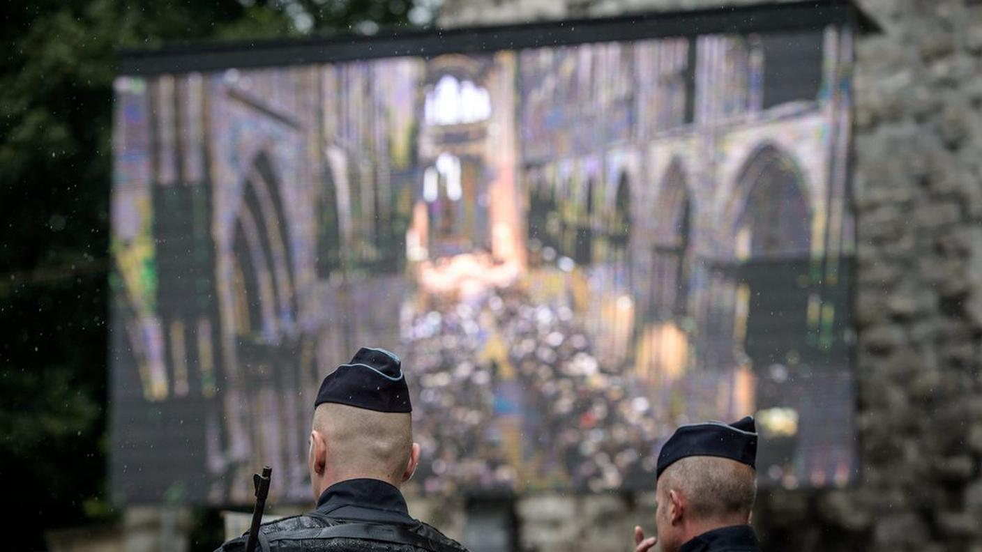 Un importante dispositivo di sicurezza è stato organizzato intorno alla cattedrale