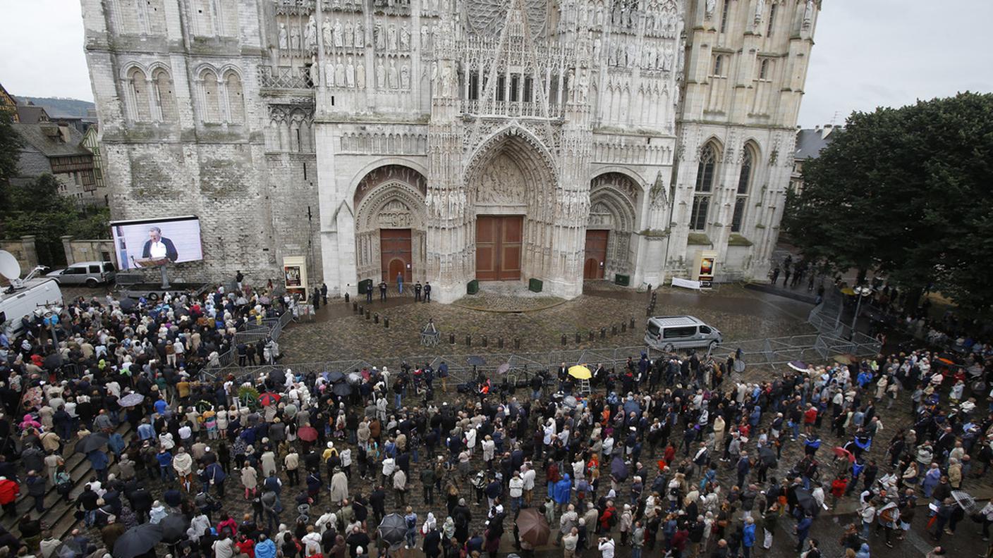 Malgrado la pioggia, numerose persone hanno seguito il funerale sul grande schermo installato all'esterno della cattedrale di Rouen