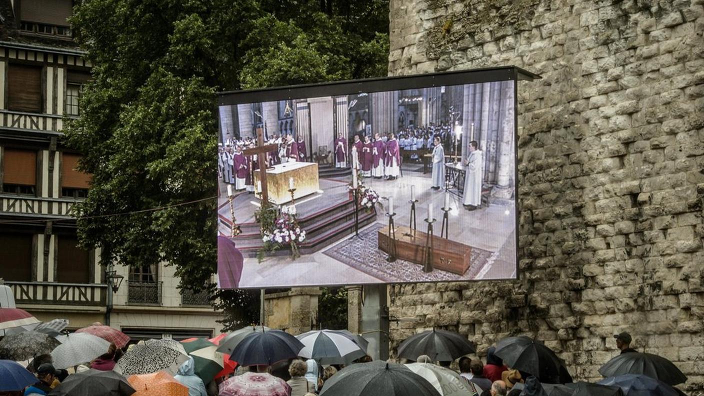 Malgrado la pioggia, numerose persone hanno seguito il funerale sul grande schermo installato all'esterno della cattedrale di Rouen
