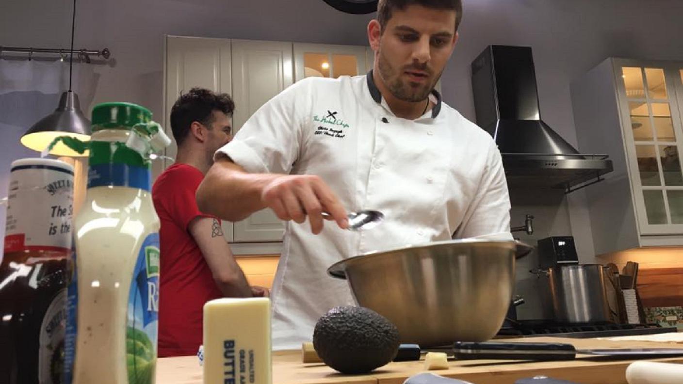 Lo chef Chris Sayegh in azione nel suo ristorante californiano