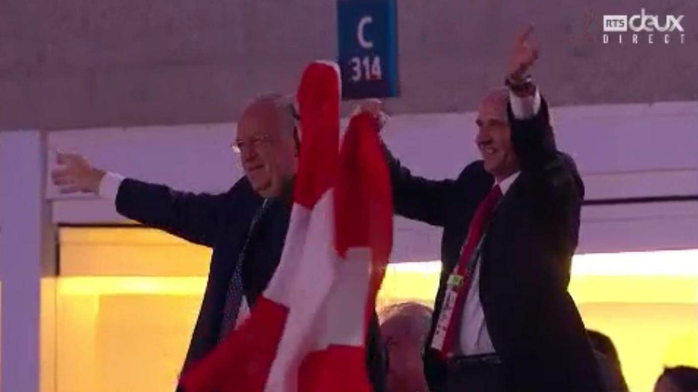 Presente anche il presidente della Confederazione Schneider-Ammann con la bandiera svizzera in mano