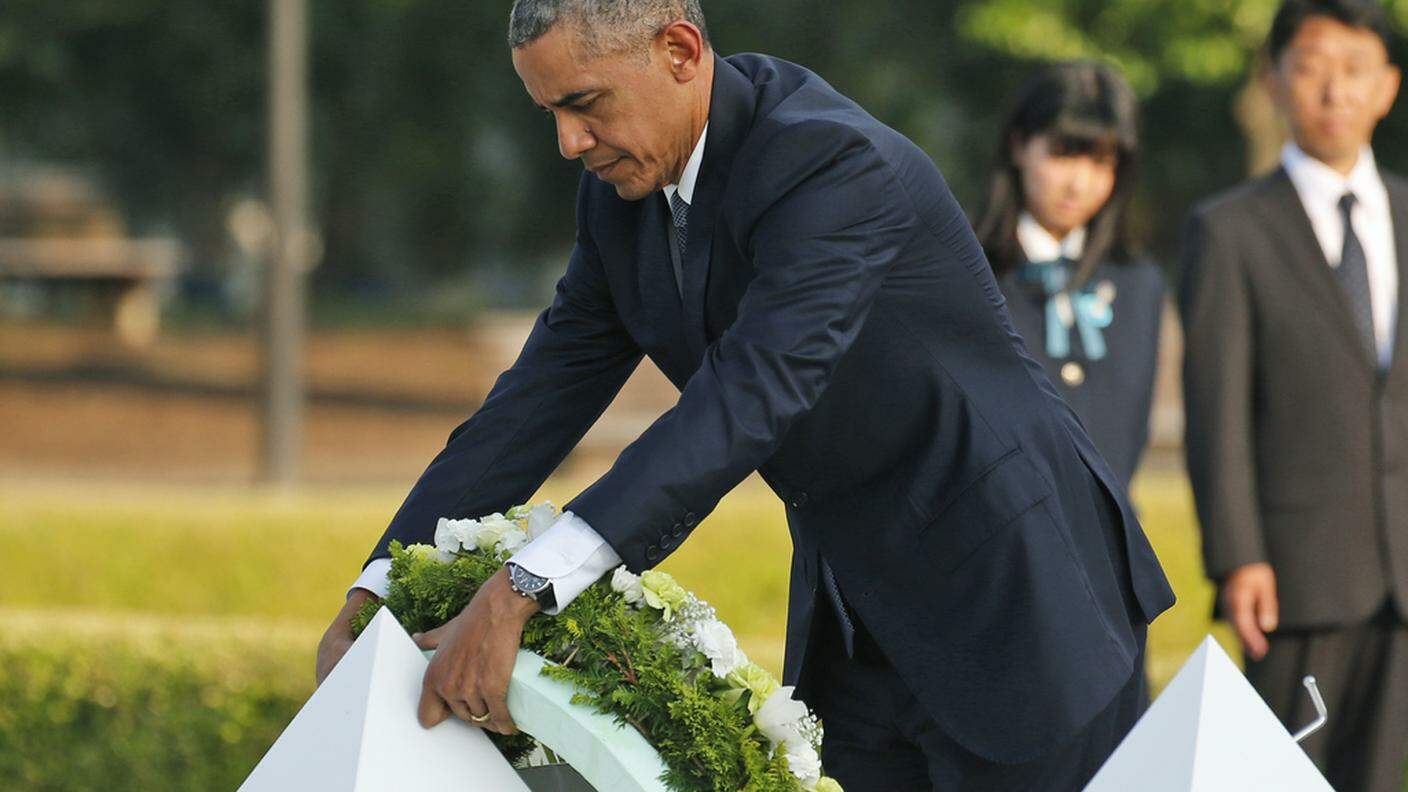 Il presidente USA Barack Obama sul luogo del memorial di Hiroshima