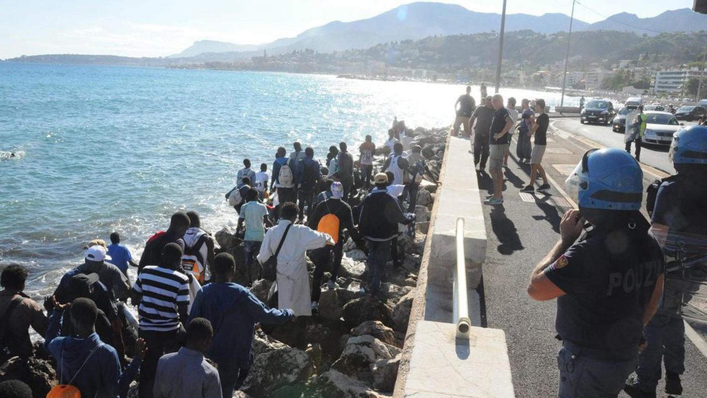 300 migranti venerdì avevano aggirato il blocco della polizia