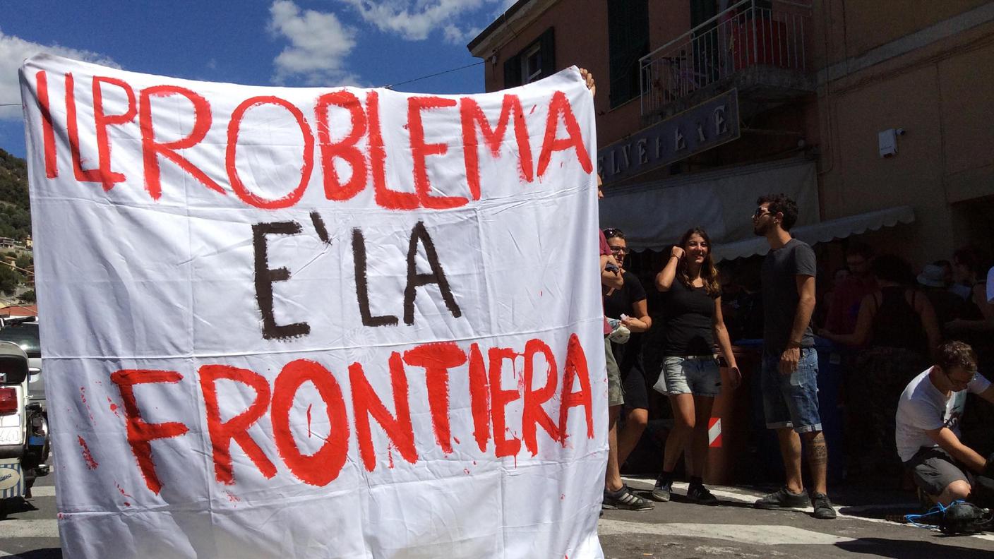 Un corteo spontaneo si è formato alla periferia della città