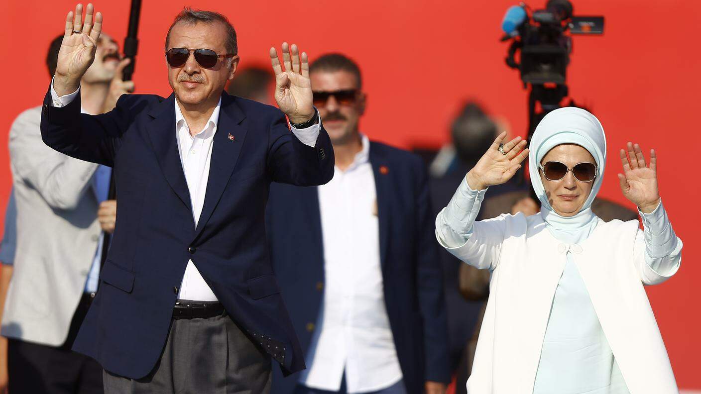 Il presidente Erdogan con la moglie, Emine Gulbaran