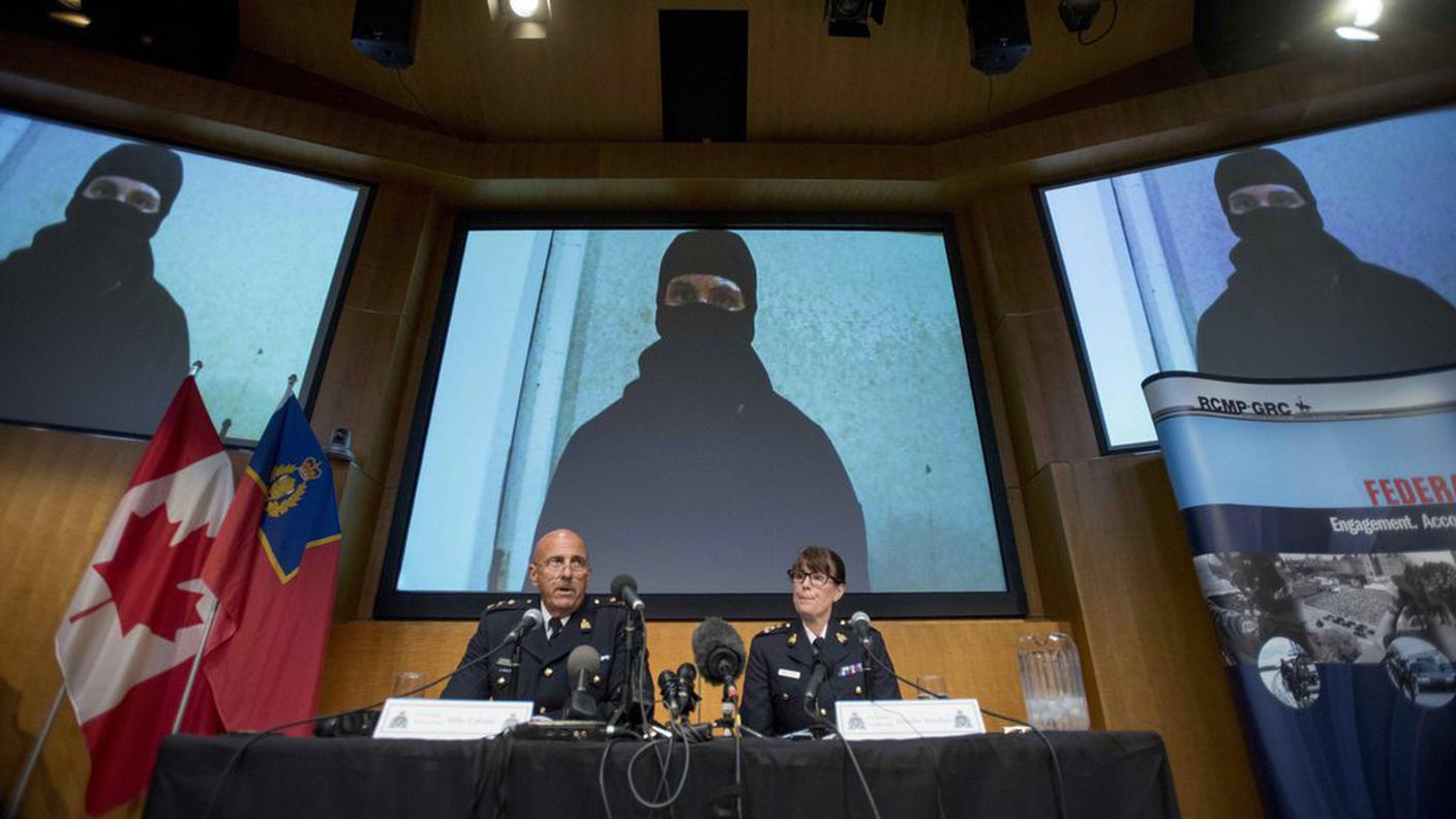 Le immagini di Aaron Driver mostrate dalla polizia canadese durante una conferenza stampa