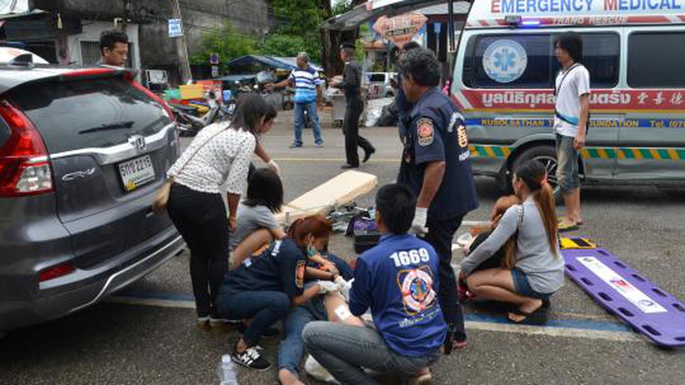 Soccorritori si occupano dei feriti a Hua Hin