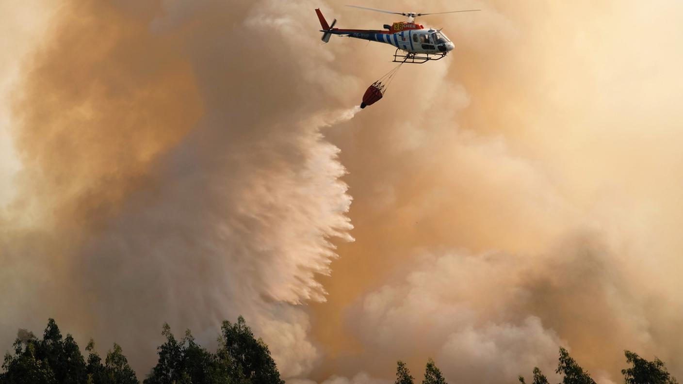 Si tenta di arginare l'incendio