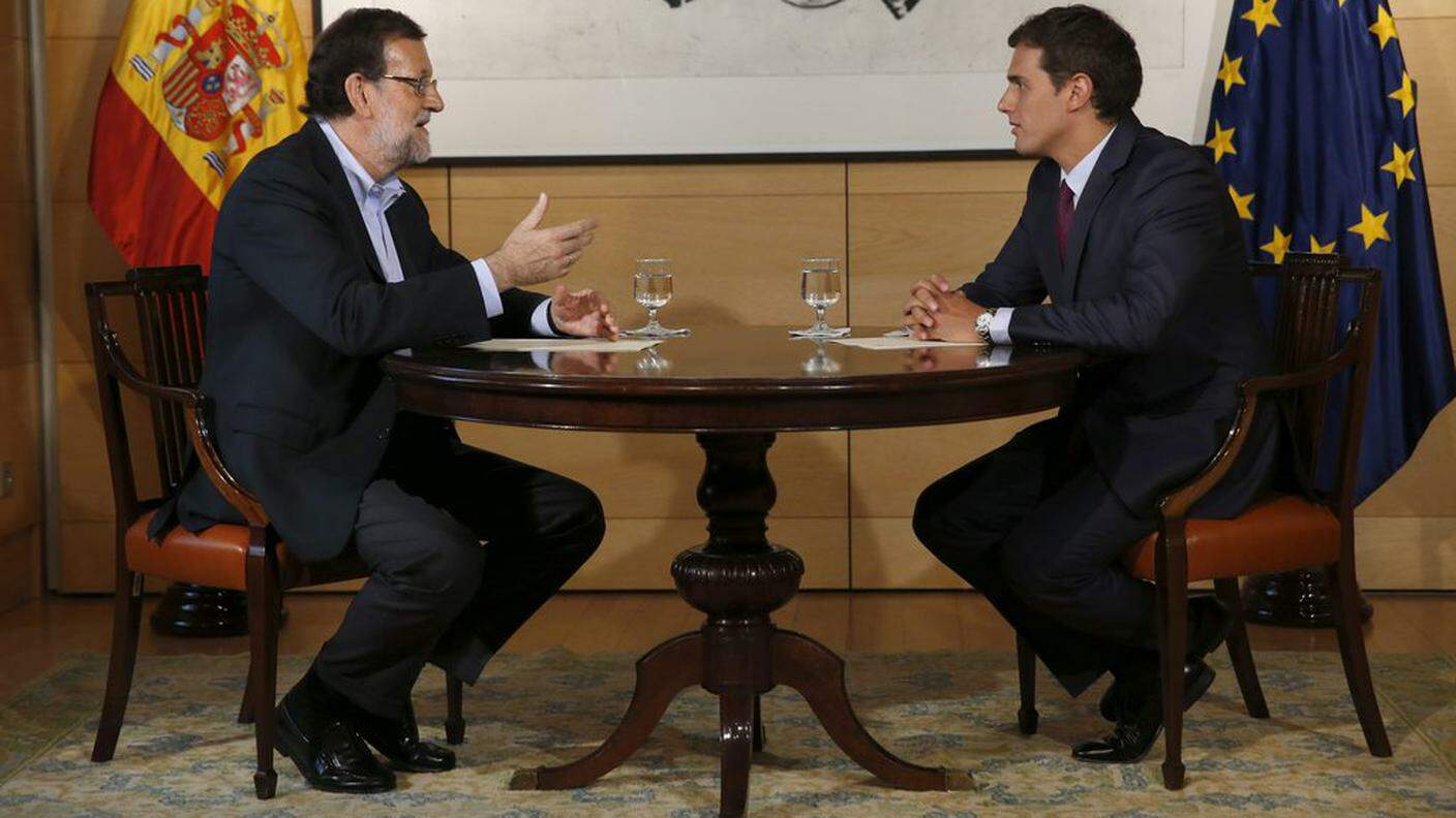 Mariano Rajoy discute con Albert Rivera, presidente di Ciudadanos