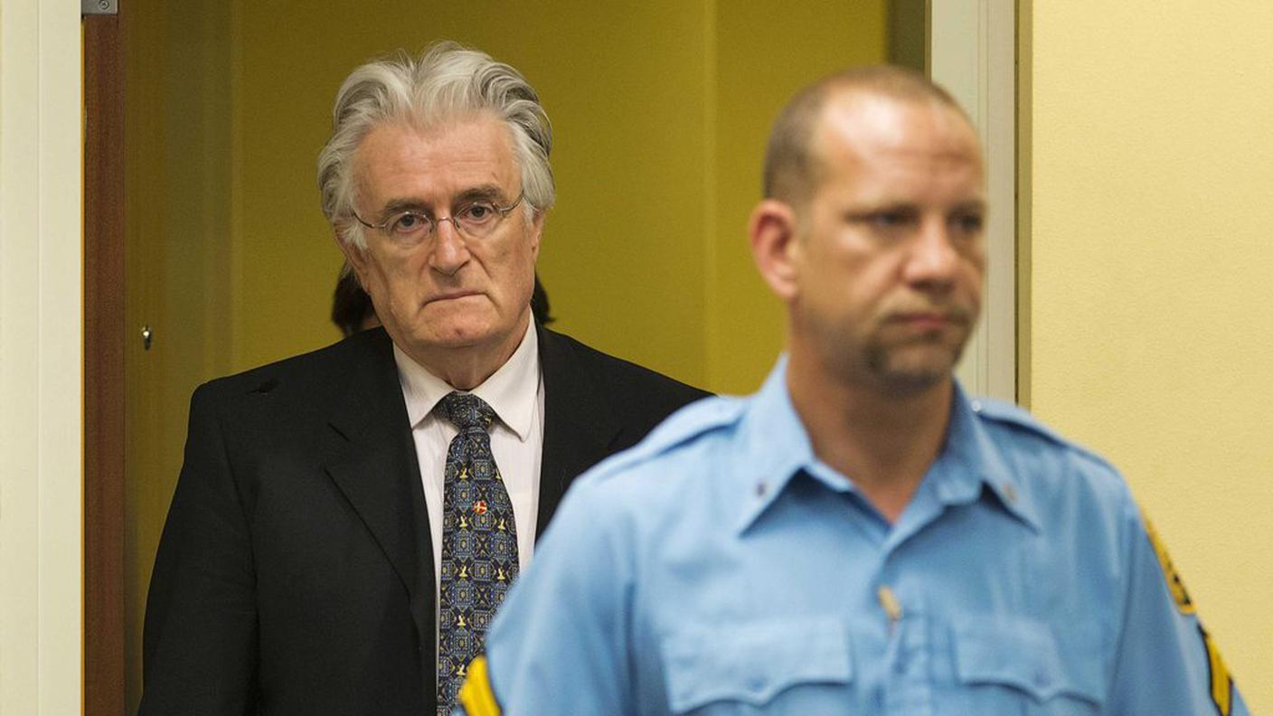 Radovan Karadzic viene condotto in aula