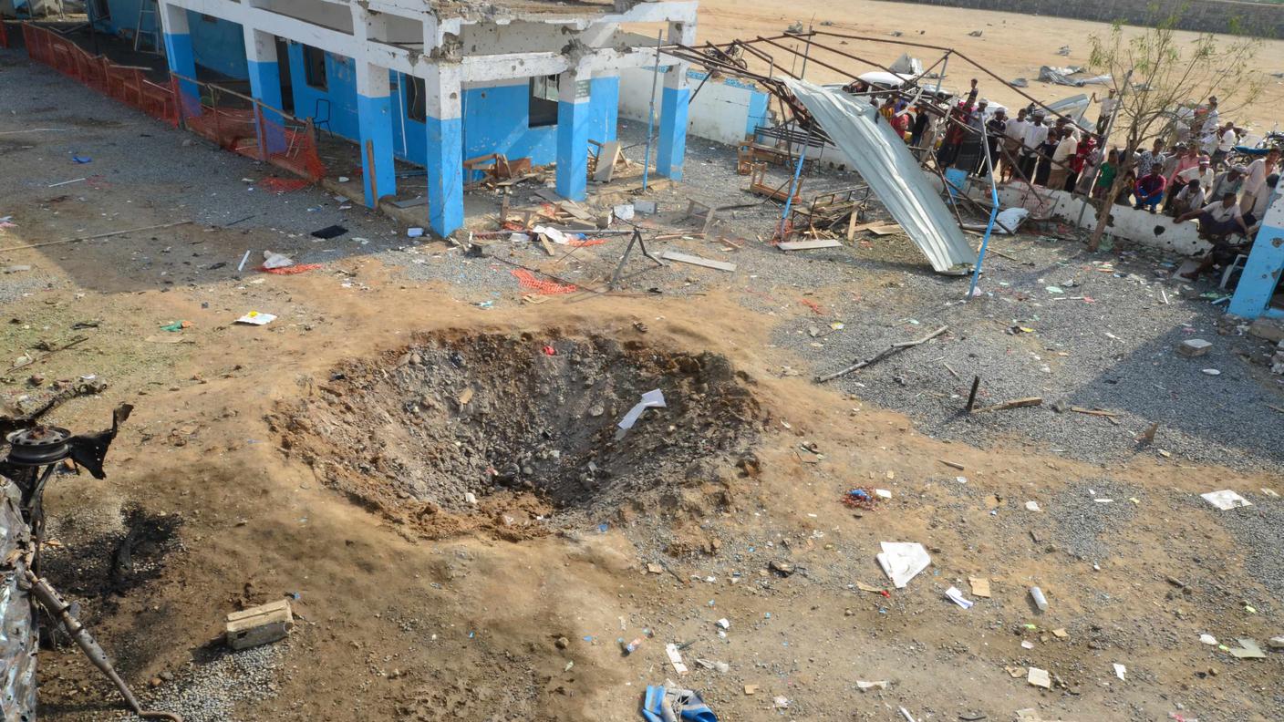 L'ospedale distrutto ad Abs con un cratere causato dagli ordigni caduti