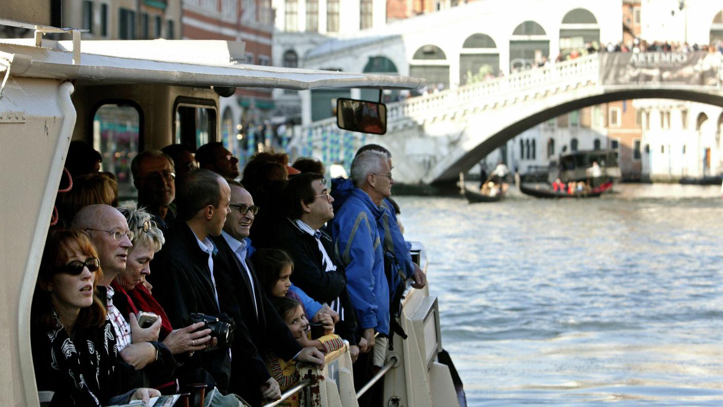 Un vaporetto pieno di turisti in un giorno d'agosto a Venezia